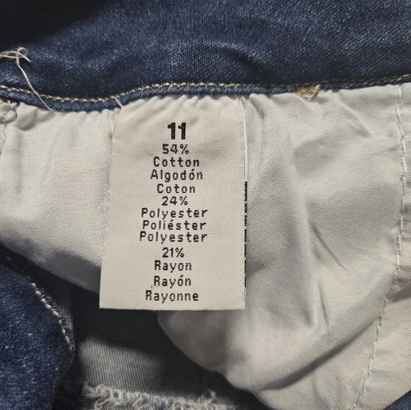 7/$30 Vinizbena Capri Denims - Picture 2 of 4